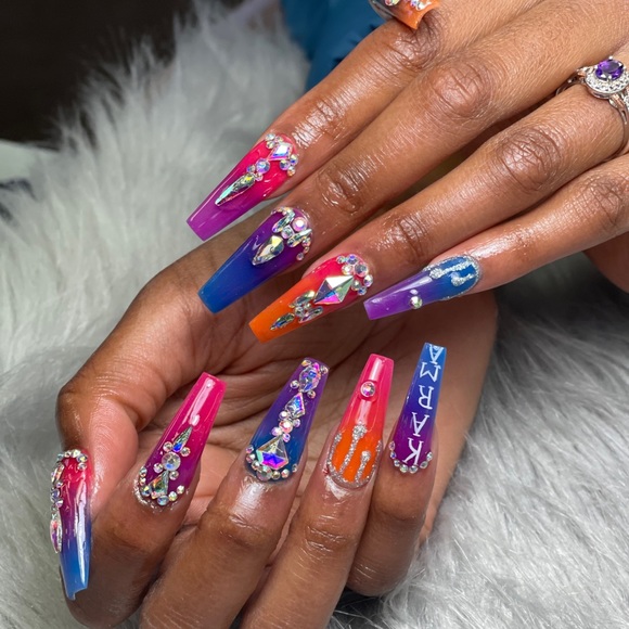 Meet your Posher, Karma Mora - Picture 2 of 8